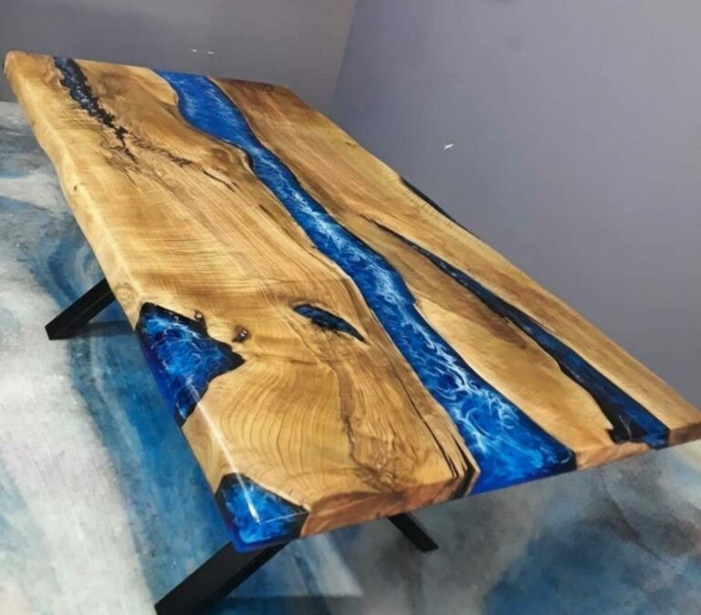 perpaduan meja kayu dengan resin biru laut