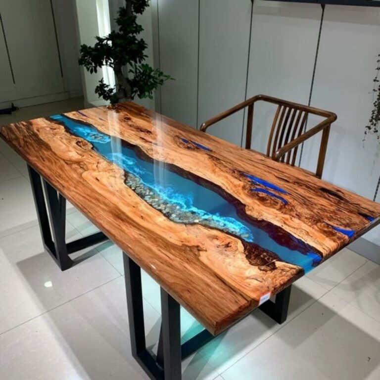 meja kayu antik menggunakan lapisan resin